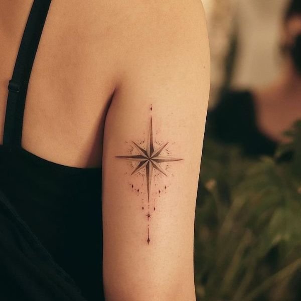 Tattoo la bàn ở bắp tay đẹp dành cho nữ