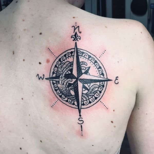 Tattoo la bàn ở sau lưng nữ