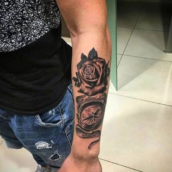 Tattoo kết hợp la bàn và hoa hồng