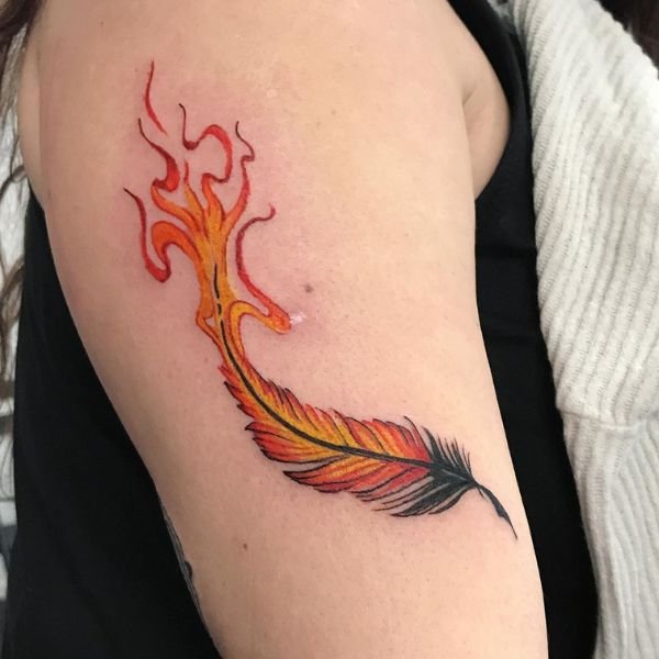 Tattoo lông phượng hoàng bắp tay