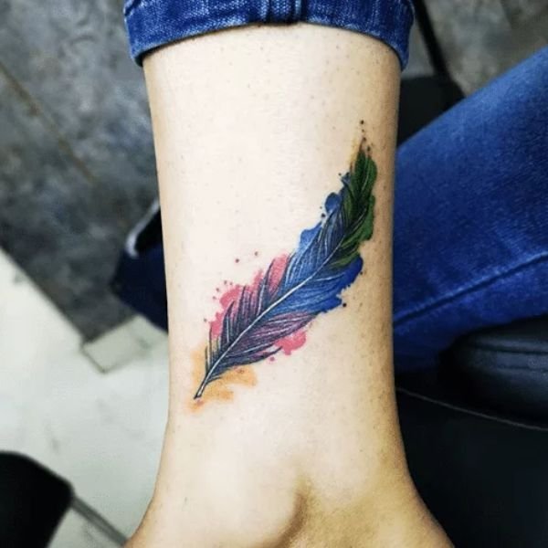 Tattoo lông vũ mini ở cổ tay