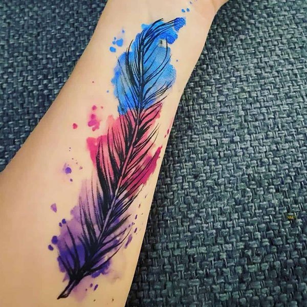 Tattoo lông vũ sặc sỡ ở chân