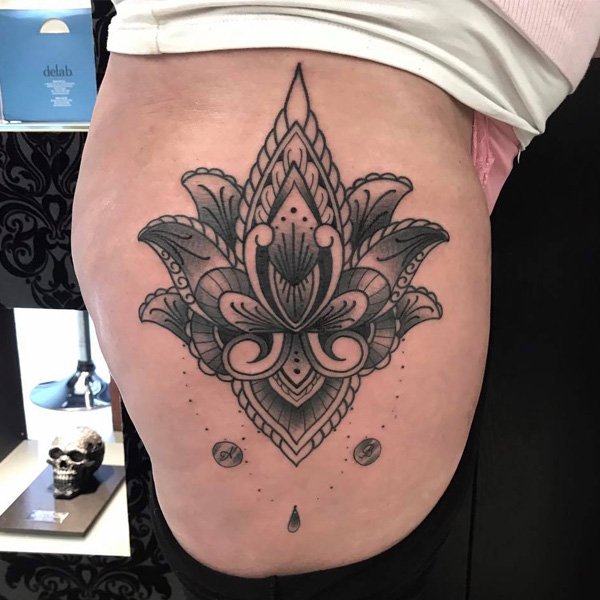 Tattoo mandala đùi đẹp cho nam