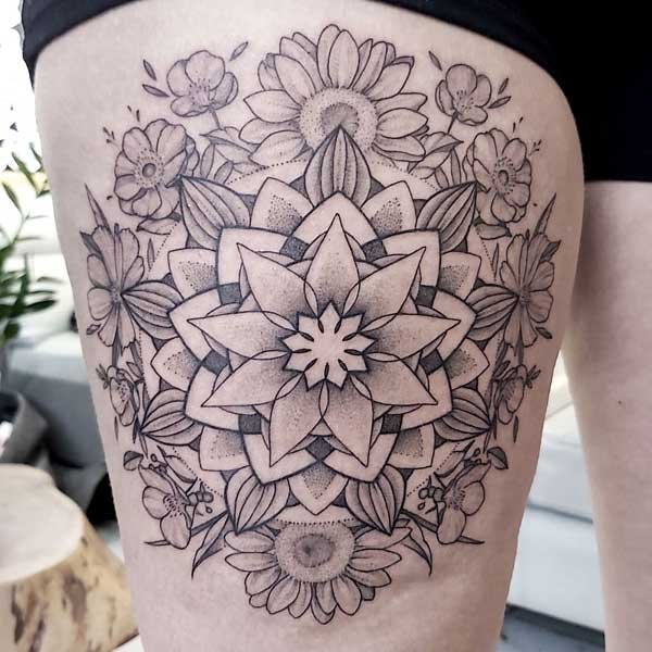 Tattoo mandala đùi