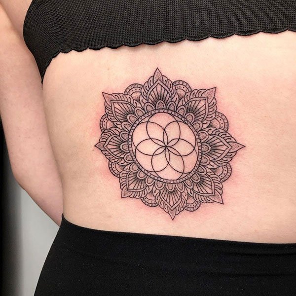 Tattoo mandala ở bụng