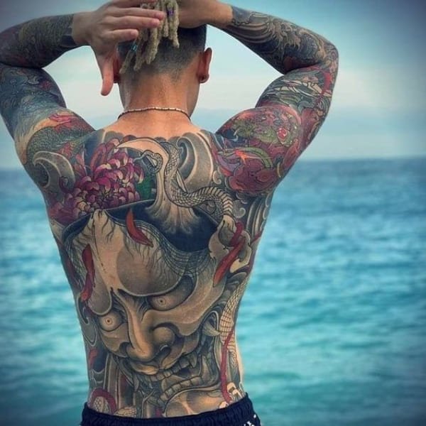 Tattoo mặt quỷ hoa cúc kín lưng