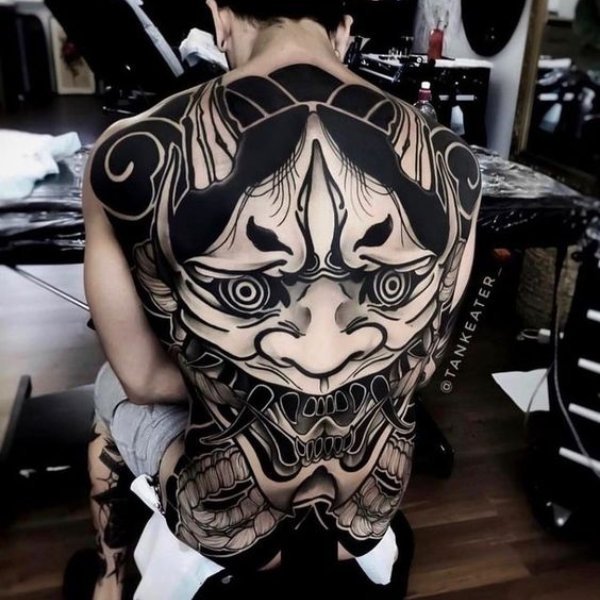 Tattoo mặt quỷ không màu kín lưng