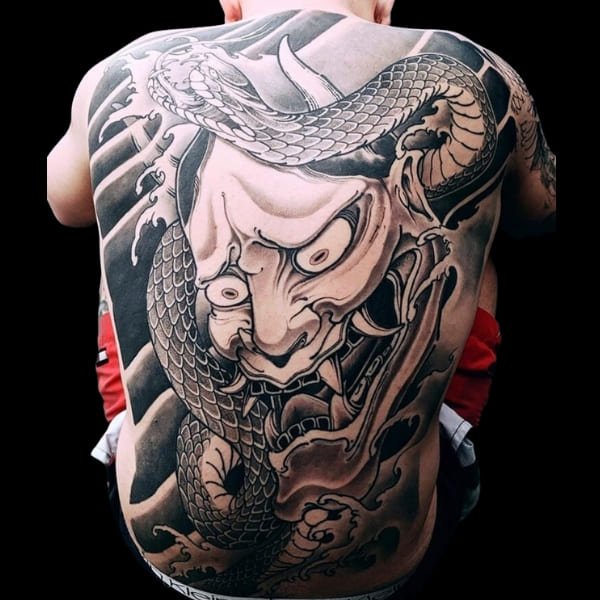 Tattoo mặt quỷ kín lưng đen trắng