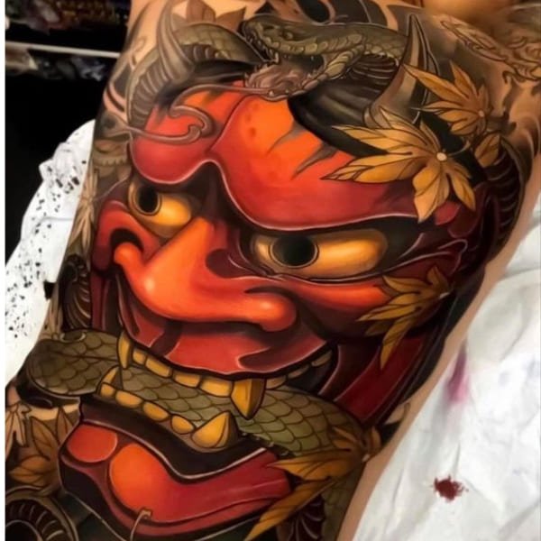 Tattoo mặt quỷ kín lưng ngậm mình rắn