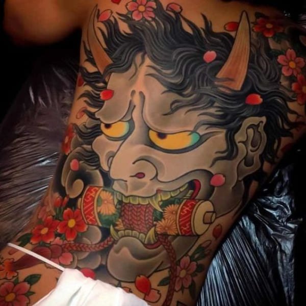 Tattoo mặt quỷ ngậm chiếu thư kín lưng