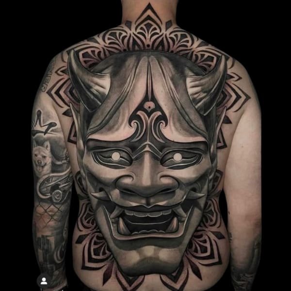 Tattoo mặt quỷ và hoa văn kín lưng