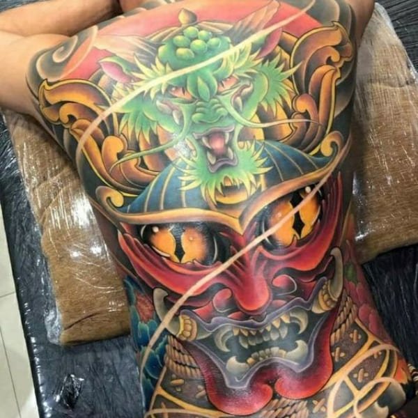 Tattoo mặt quỷ và mặt rồng kín lưng