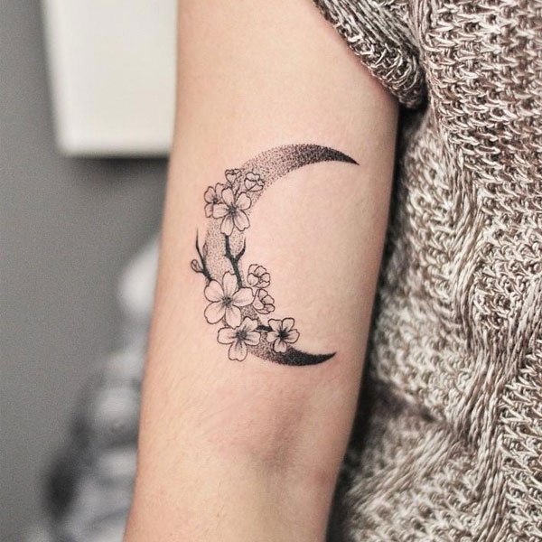 Tattoo mặt trăng và hoa