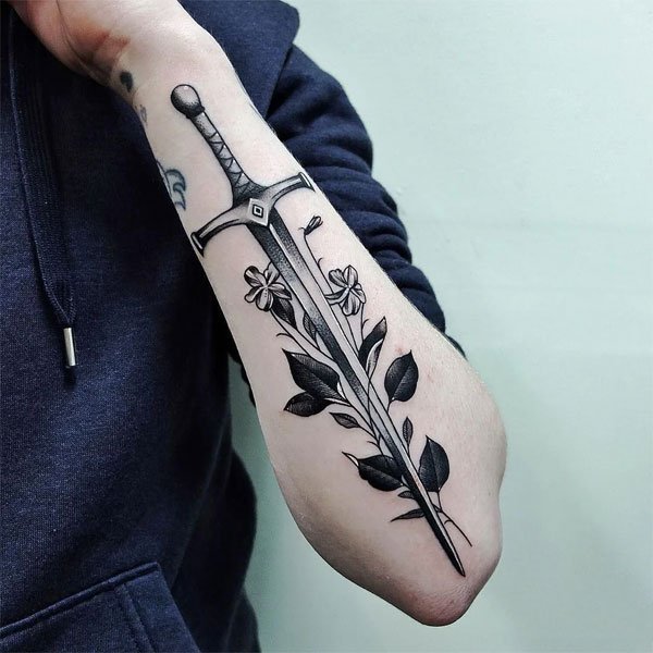 Tattoo mệnh kim thanh kiếm cho nam