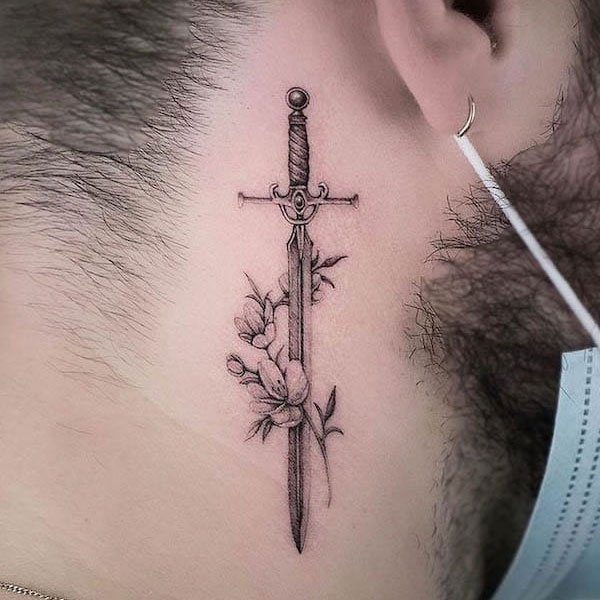 Tattoo mệnh kim thanh kiếm ở cổ