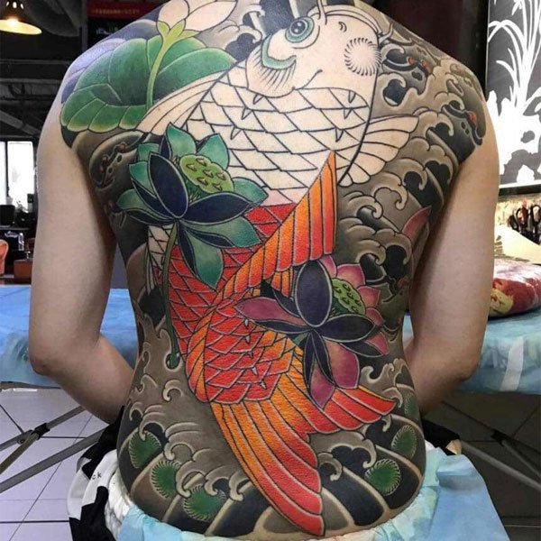 Tattoo mệnh thổ các chép bắp tay kín lưng