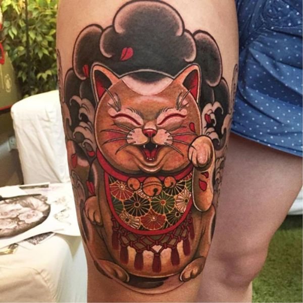 Tattoo mèo thần tài bắp chân