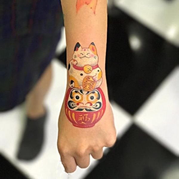 Tattoo mèo thần tài mini ở cổ tay