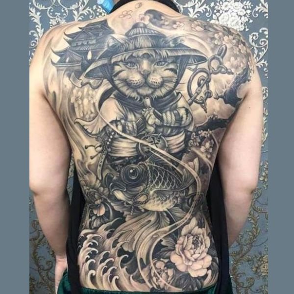 Tattoo mèo thần tài và cá chép kín lưng