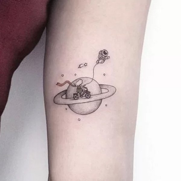 Tattoo mini cute bắp tay nam