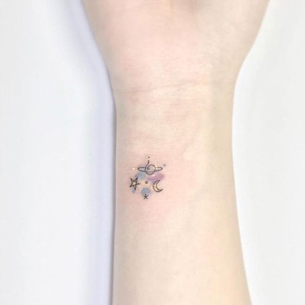 Tattoo mini cute ở cổ tay nữ