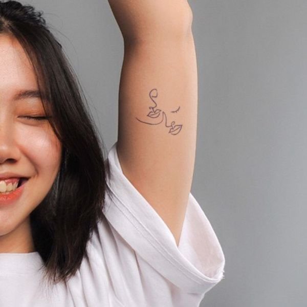 Tattoo mini dành cho nữ ở bắp tay