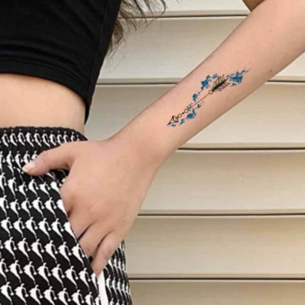 Tattoo mũi tên mini ở cánh tay