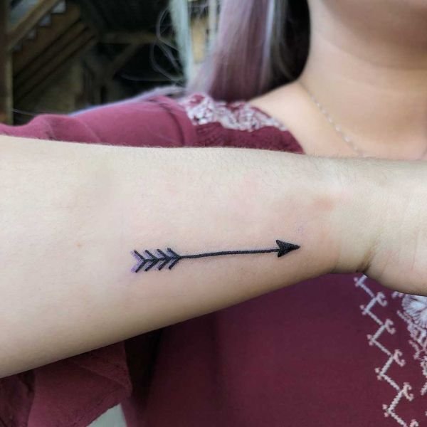 Tattoo mũi tên mini ở tay