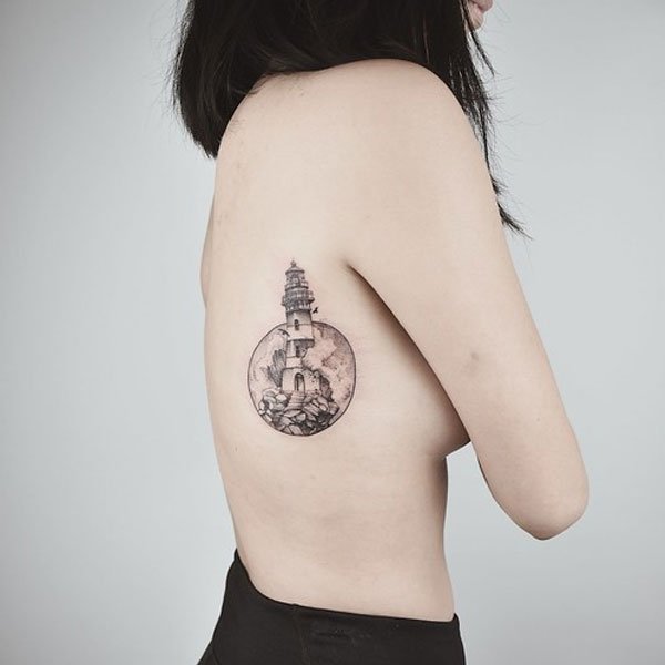 Tattoo ngọn hải đăng ở ngực