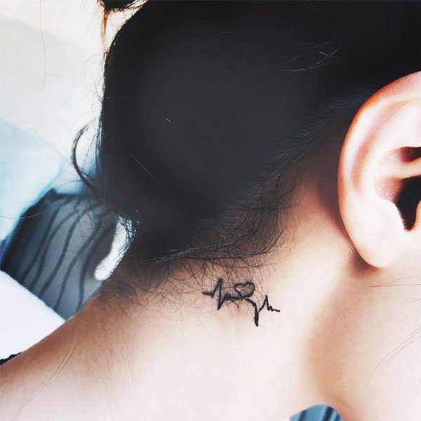 Tattoo nhịp tim ở cổ