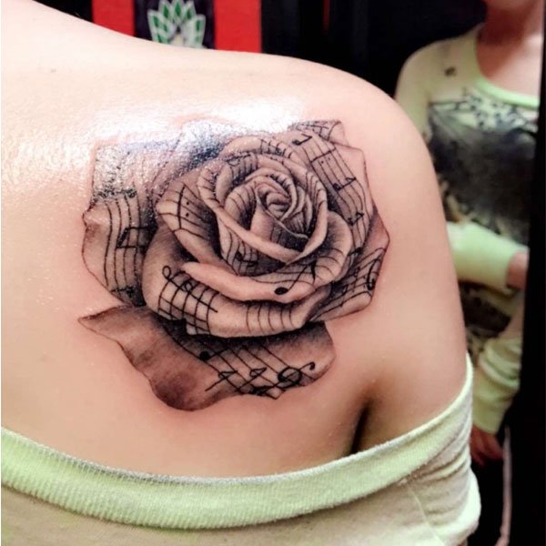 Tattoo nốt nhạc sau lưng