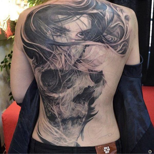 Tattoo nửa lưng cô gái và đầu lâu