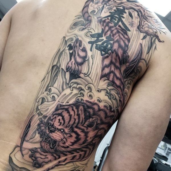 Tattoo nửa lưng hổ đẹp cho nam