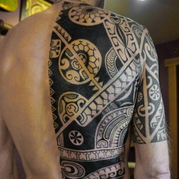 Tattoo nửa lưng hoa văn cho nam