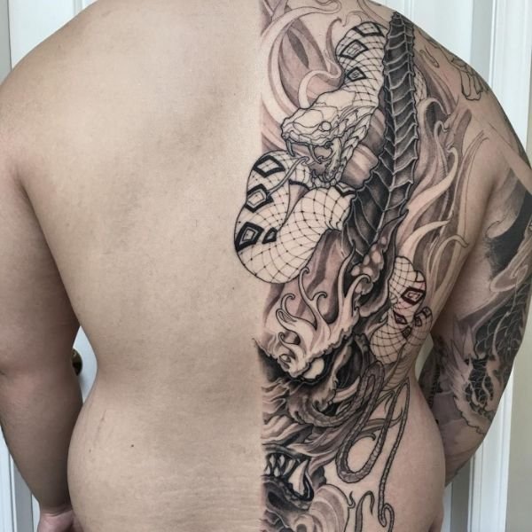 Tattoo nửa lưng mãng xà