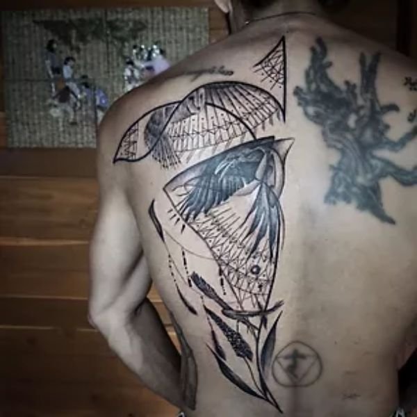 Tattoo nửa lưng mắt ưng