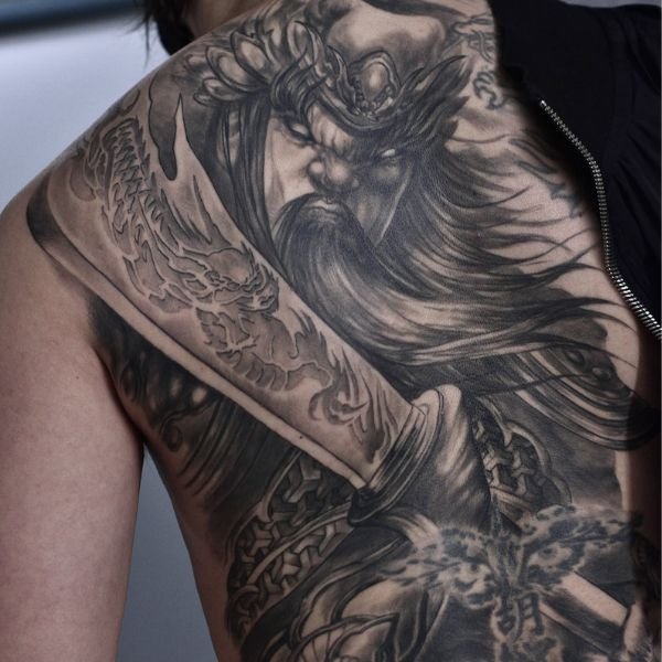 Tattoo nửa lưng quan văn trường