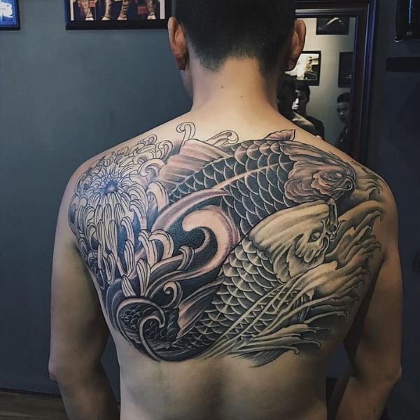 Tattoo nửa lưng trên đẹp cho nam