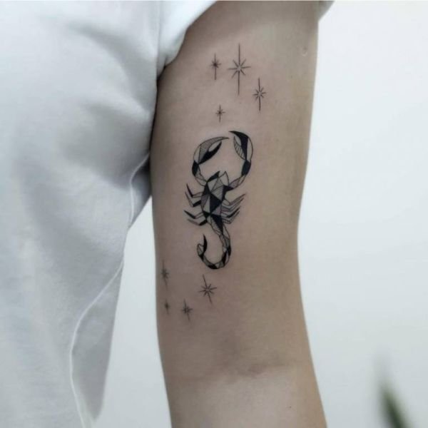 Tattoo ở bắp tay nữ mini