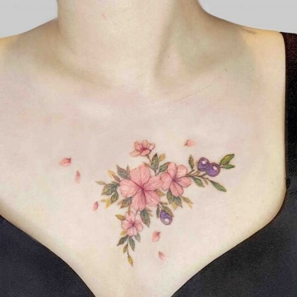 Tattoo ở ngực cho nữ chùm hoa đào