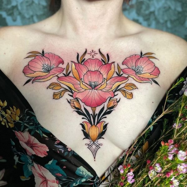 Tattoo ở ngực cho nữ hoa bích