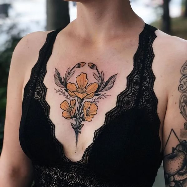 Tattoo ở ngực cho nữ hoa cúc vàng