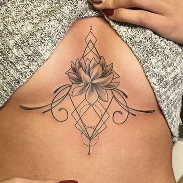 Tattoo ở ngực cho nữ ký tự ngầu