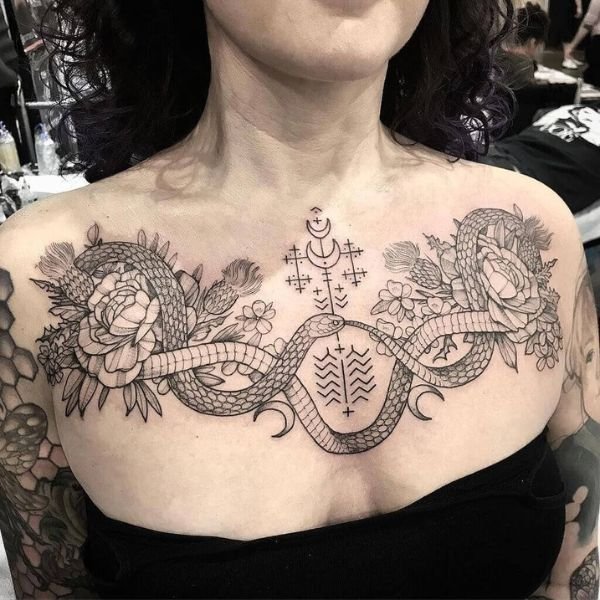 Tattoo ở ngực cho nữ rắn và hoa