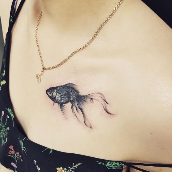 Tattoo ở ngực nữ con cá