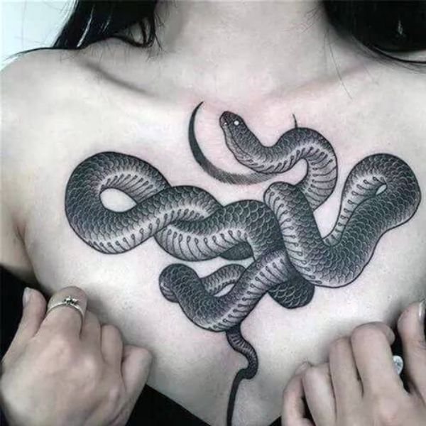 Tattoo ở ngực nữ con rắn