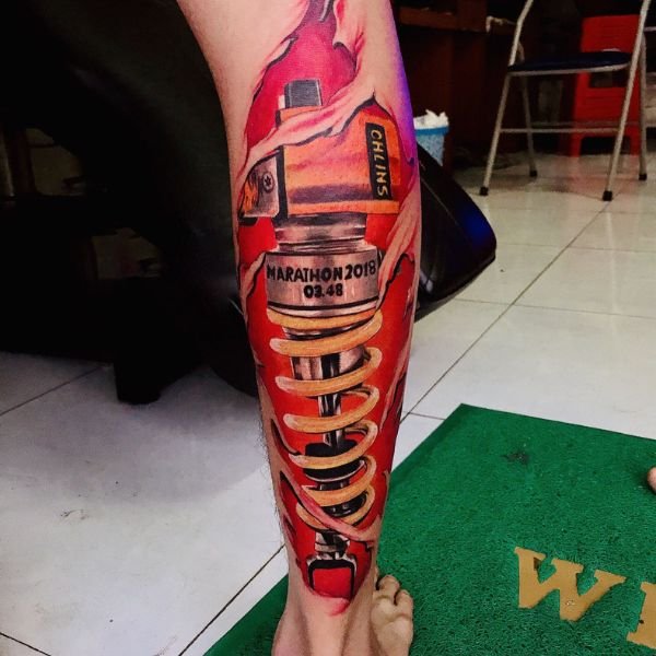 Tattoo phuộc xe ở bắp chân