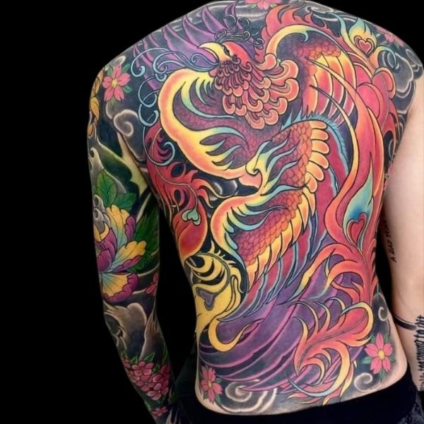 Tattoo phượng hoàng có màu kín lưng