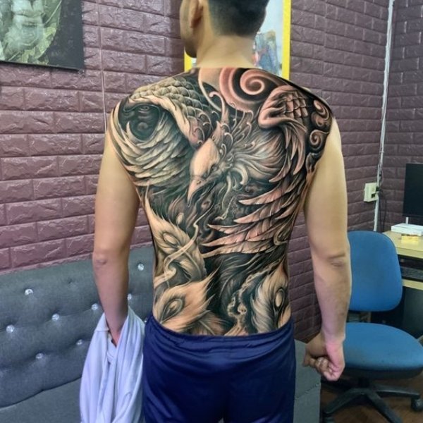 Tattoo không màu của phượng hoàng kín lưng