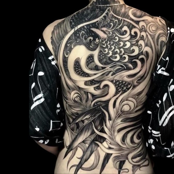 Tattoo phượng hoàng kín lưng cho nữ